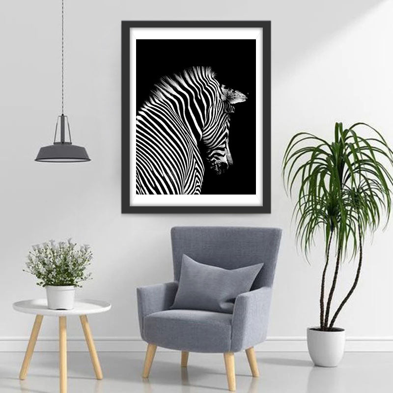 Een Zebra met Gebogen Kop tegen een Zwarte Achtergrond Diamond Painting