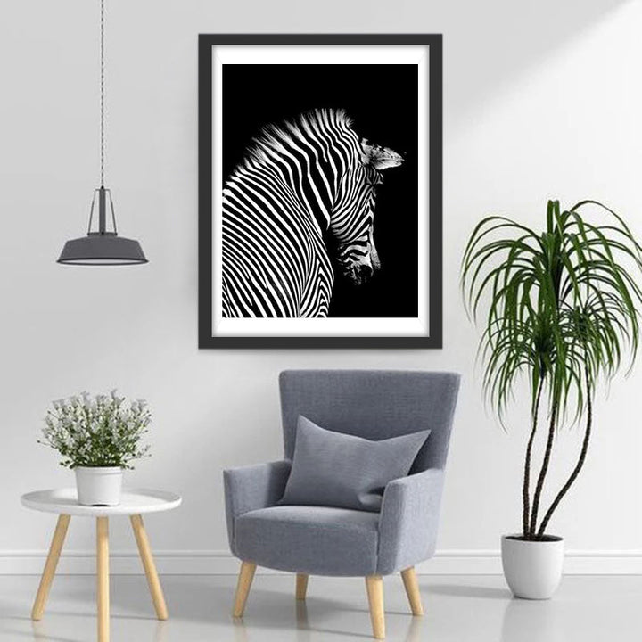 Een Zebra met Gebogen Kop tegen een Zwarte Achtergrond Diamond Painting