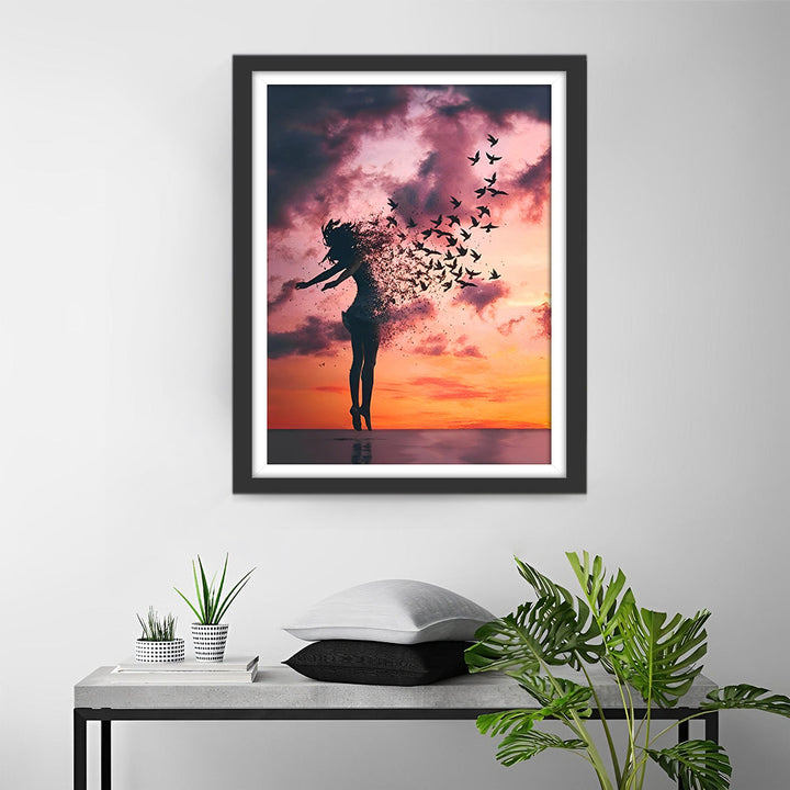 Etherisch Verfijnd Silhouet van Vrouw met Vleugende Vogels bij Avondzon Diamond Painting