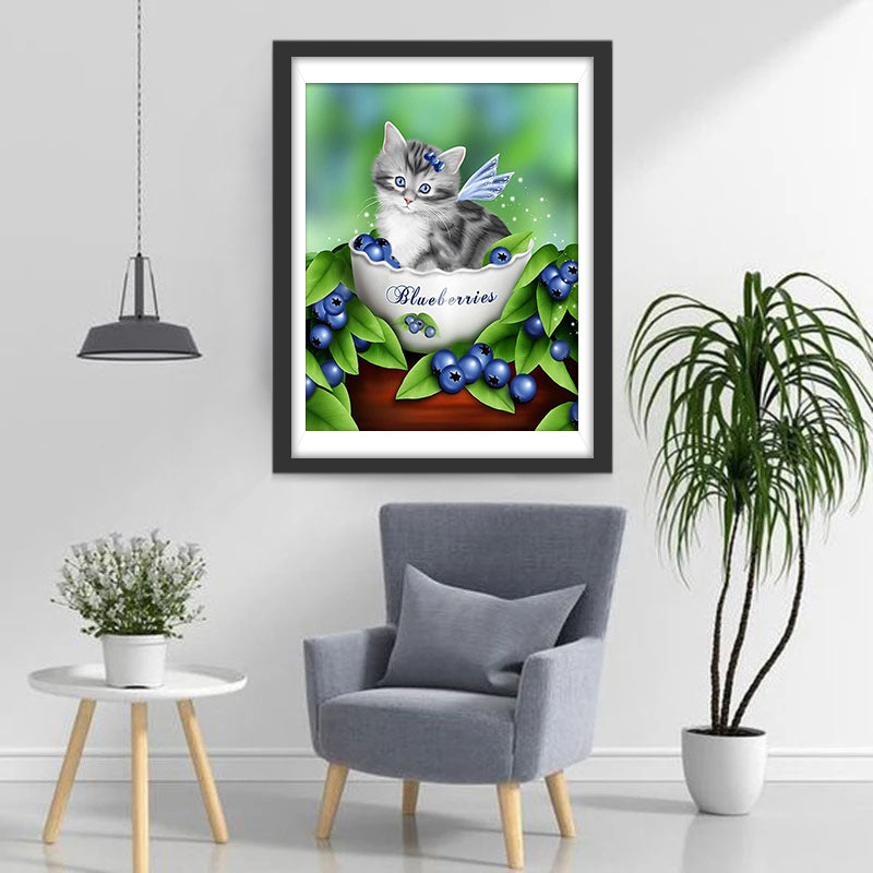 Grijze Kitten in een Blueberries Kom Diamond Painting