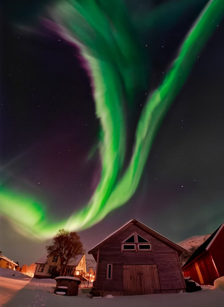 Lichtverschijnsel boven het Winterse Houten Verblijf Diamond Painting