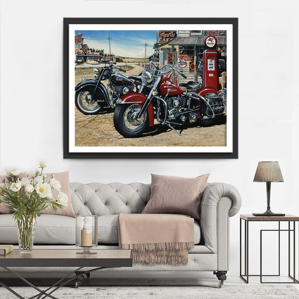 Rode en Zwarte Motorfietsen naast Vintage Tankstation Diamond Painting