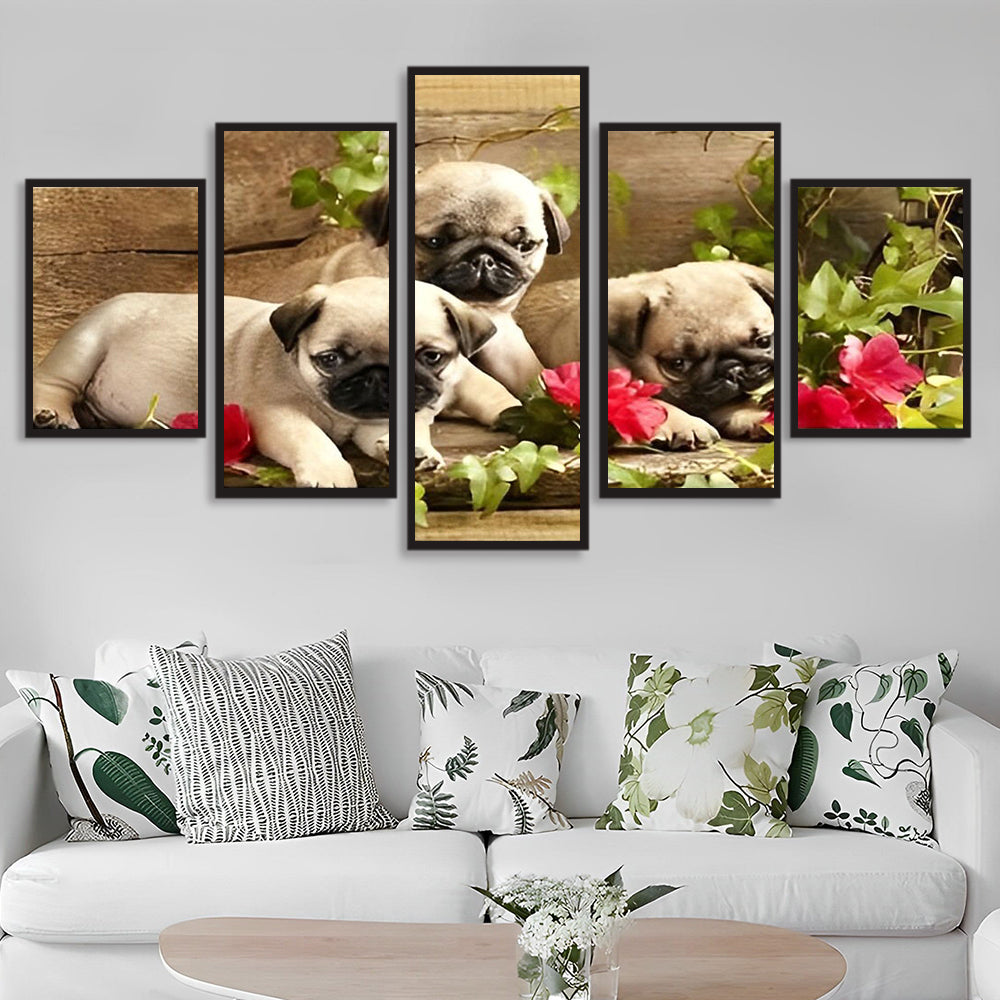 Schattige Mopshondjes tussen Rozen 5 Platen Diamond Painting