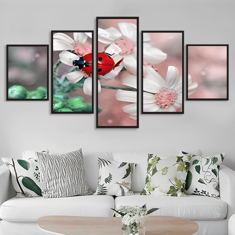 Verfrissende Lieveheersbeestje tussen Bloesems 5 Platen Diamond Painting