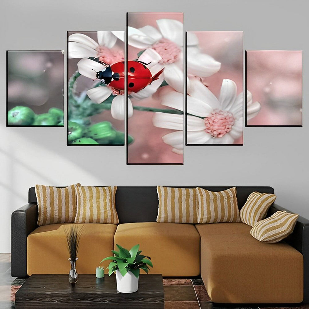 Verfrissende Lieveheersbeestje tussen Bloesems 5 Platen Diamond Painting