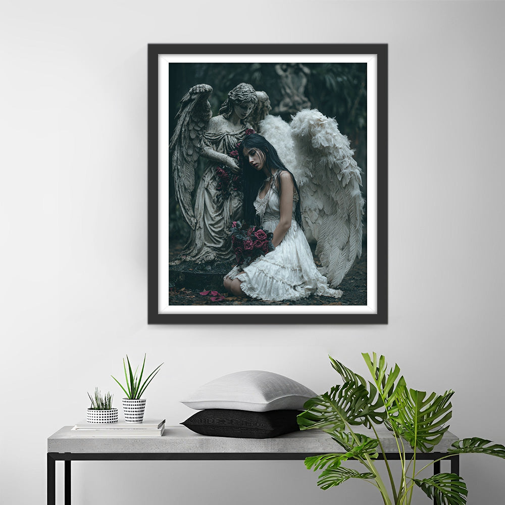 De Bedroefde Engel met Donkerrode Rozen Diamond Painting