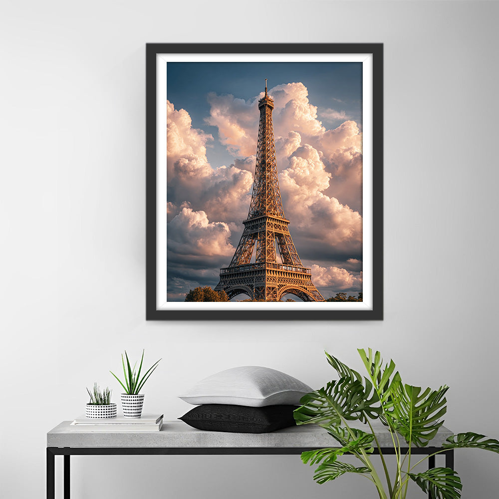 De Eiffeltoren onder Witte Wolken Diamond Painting