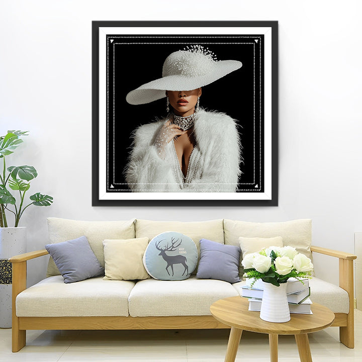 Een Luxueuze Dame met een Witte Hoed Diamond Painting
