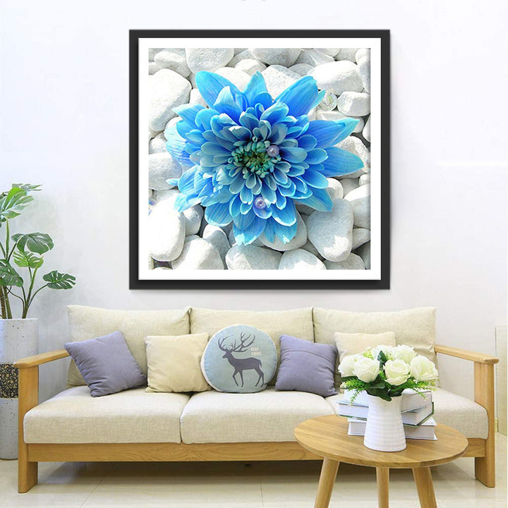 Blauwe Bloem tussen Witte Steentjes Diamond Painting