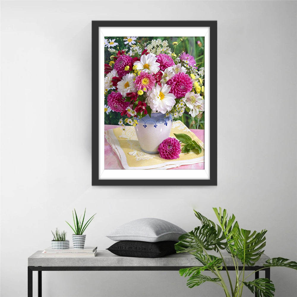 Boeket Grote Dahlia's en Kleine Madeliefjes in Wit-Blauw Vaasje Diamond Painting
