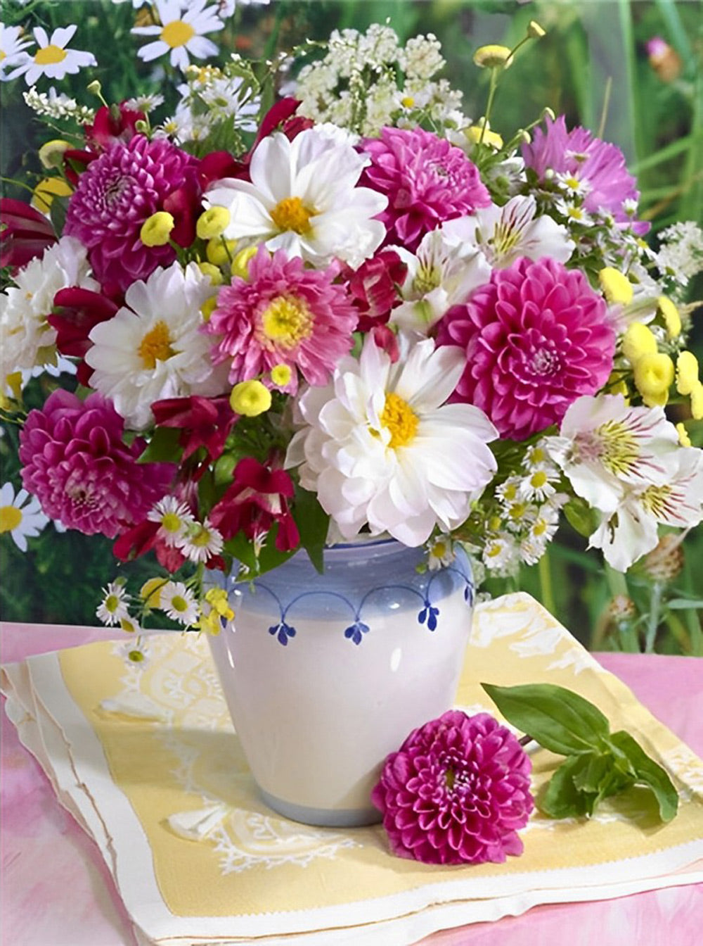 Boeket Grote Dahlia's en Kleine Madeliefjes in Wit-Blauw Vaasje Diamond Painting