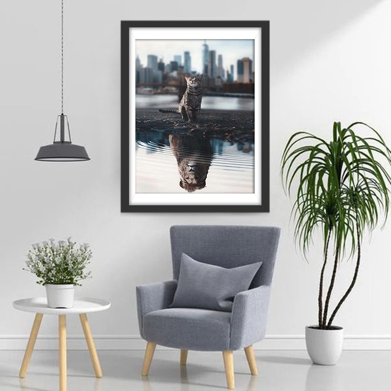 De Kat voor het Stadsgezicht en de Weerspiegeling van de Leeuw in het Water Diamond Painting