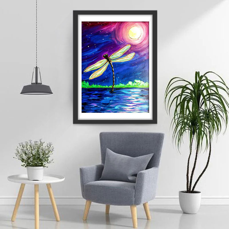 Een Gele Libel boven de Zee onder een Kleurrijke Lucht Diamond Painting