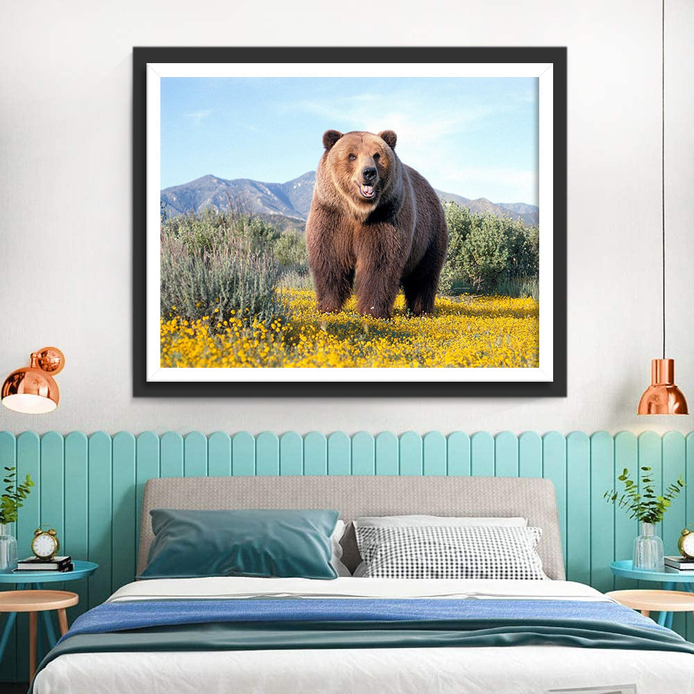 Een Grote Beer in een Veld met Gele Bloemen Diamond Painting