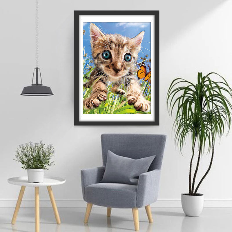 Een Kat die op een Vlinder in het Gras Springt Diamond Painting