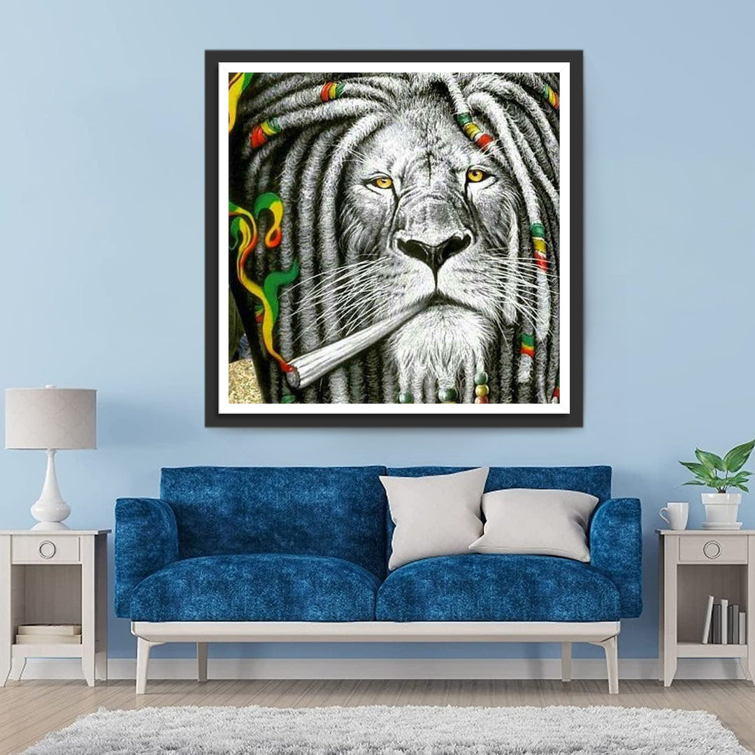 Een leeuw Wiens Haar is Gevlochten met Rode, Gele en Groene Youwen Diamond Painting