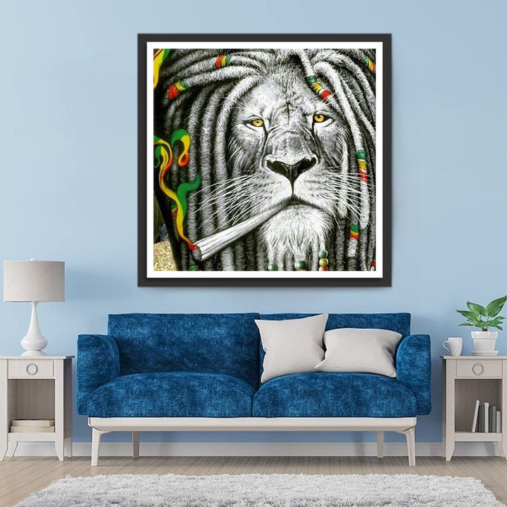 Een leeuw Wiens Haar is Gevlochten met Rode, Gele en Groene Youwen Diamond Painting