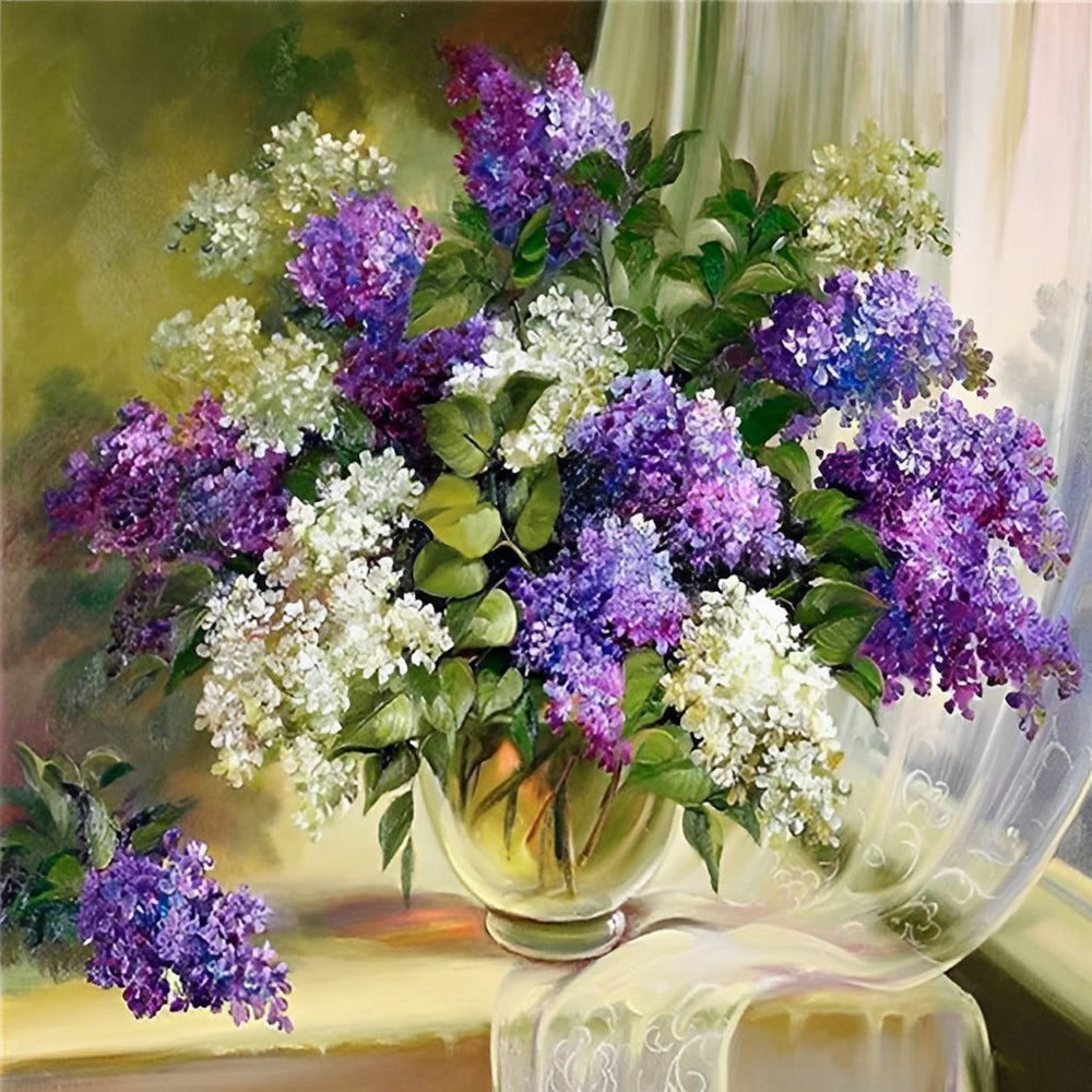 Een Samenstelling van Paarse en Witte Seringen in een Glazen Vaas Diamond Painting