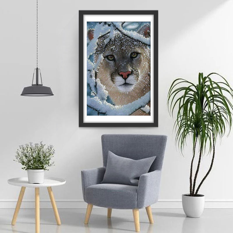 Een Tak vol Sneeuw en Daarachter een Leeuwenwelp Diamond Painting