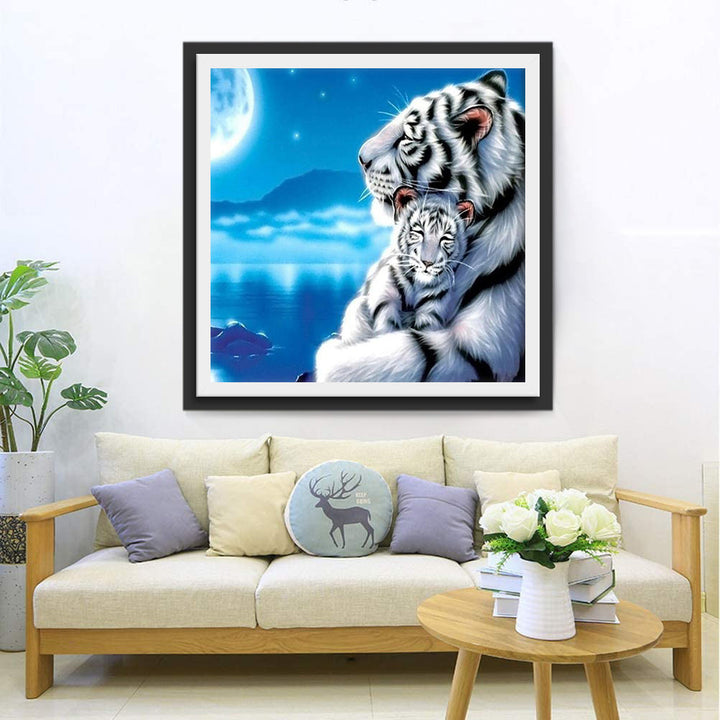 Een Tijger die een Kind in zijn Armen Houdt, Kijkt naar de Maan Diamond Painting