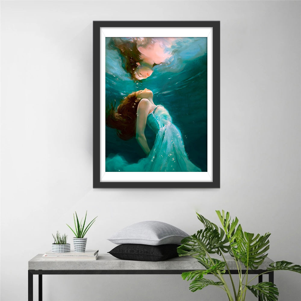 Een Vrouw in een Blauwe Jurk in het Water Diamond Painting