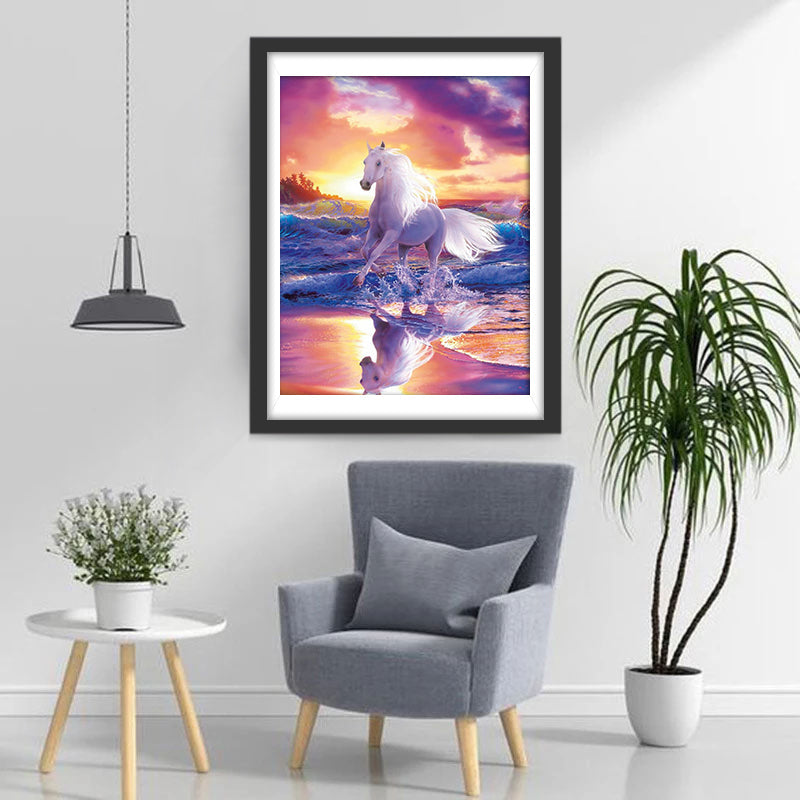 Een Wit Paard aan Zee onder een Kleurrijke Hemel Diamond Painting