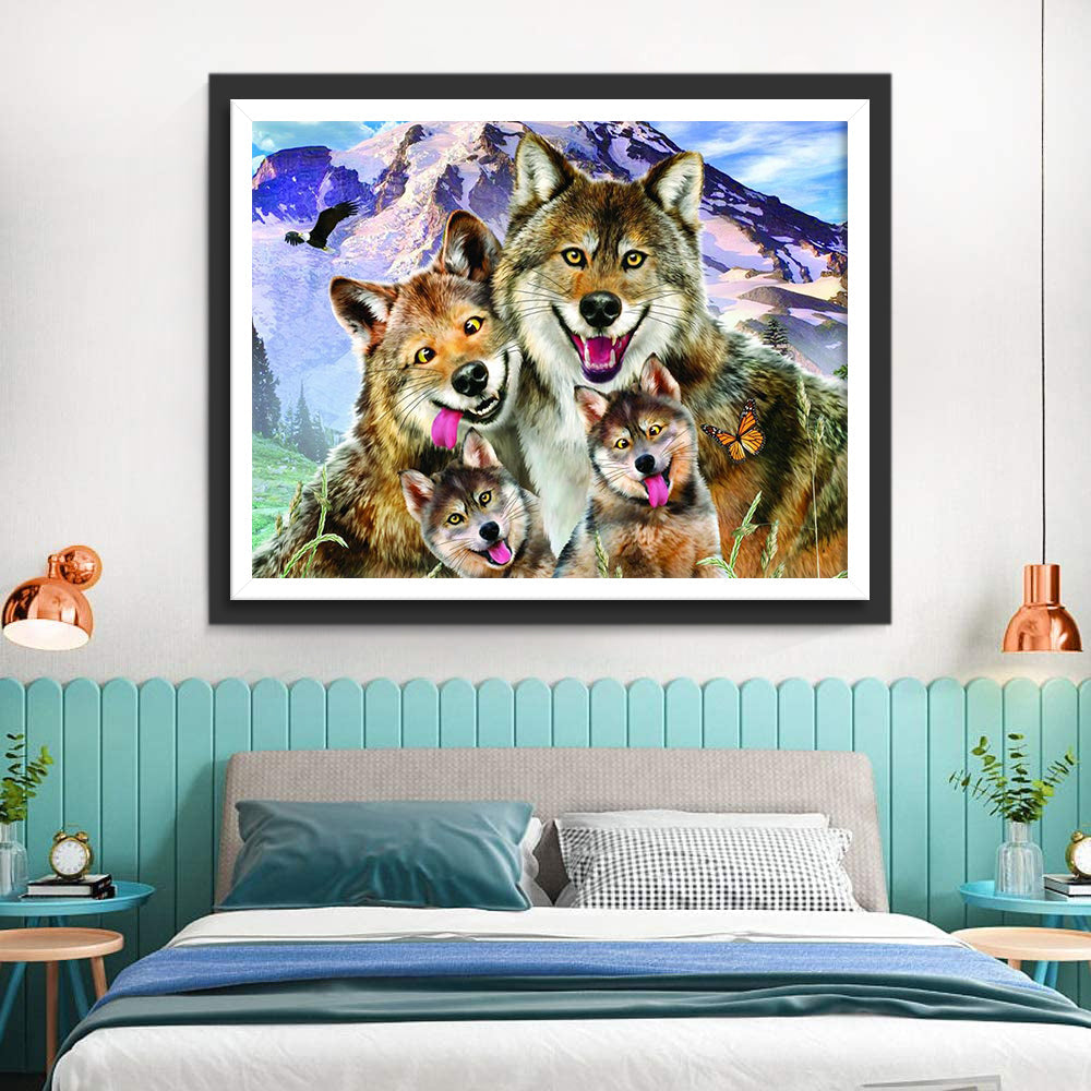 Een Wolvenfamilie Poseert voor een Foto voor een met Sneeuw Bedekte Berg Diamond Painting
