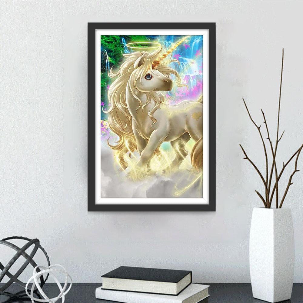 Gouden Eenhoorn op een Watervalachtergrond Diamond Painting