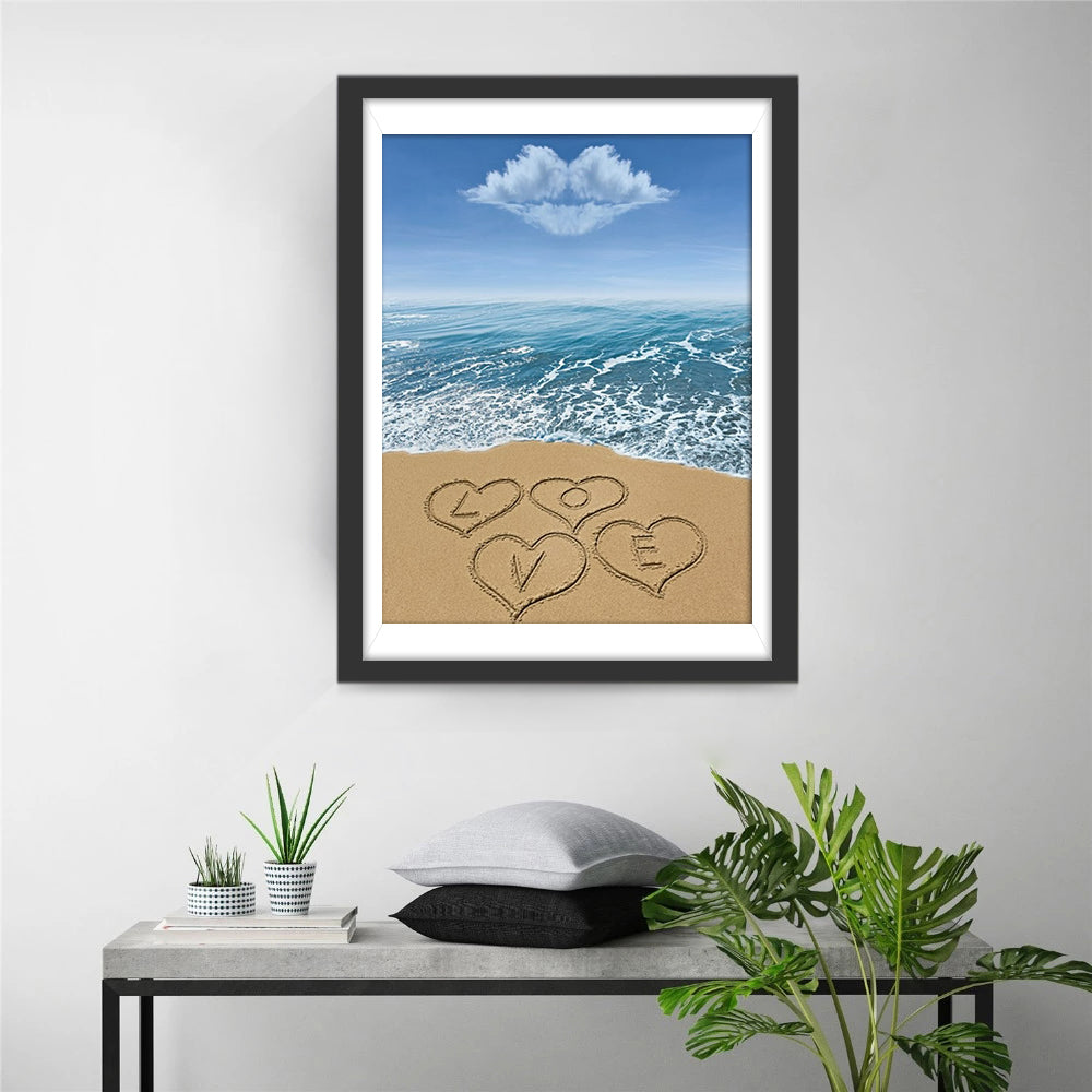 Hartvormige Wolk bij Zee met "LOVE" - Inscriptie in Zand Diamond Painting