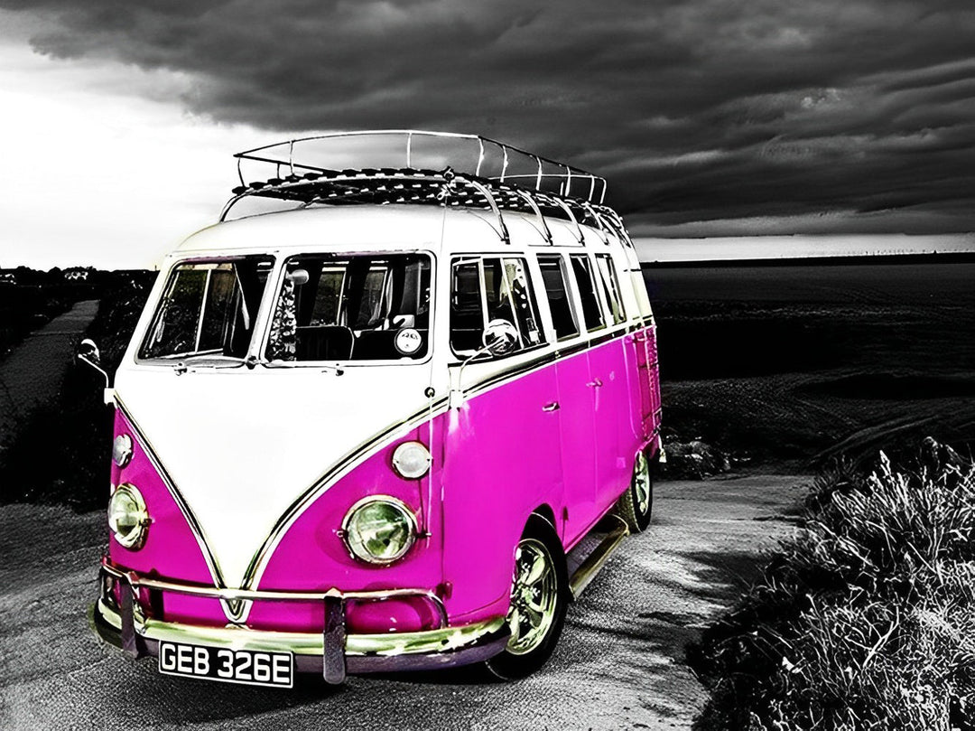 Hippe Roze VW-Bus op Verlaten Weg Diamond Painting