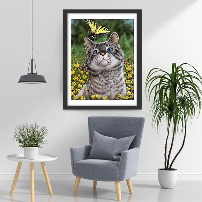 Kat in Gele Bloemenstruik en Gele Vlinder Diamond Painting