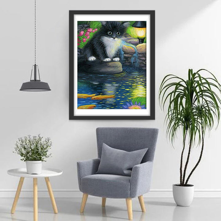 Kat Kijkt naar Vissen in de Vijver Diamond Painting
