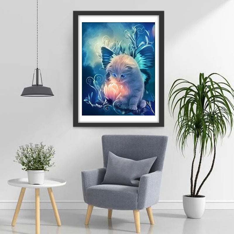 Kat met Grote Vlindervleugels Kijkt naar Heldere Bloem Diamond Painting