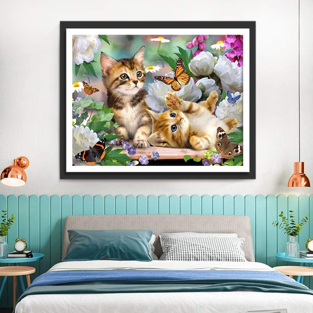 Katten Spelen met Vlinders in een Bloemenstruik Diamond Painting