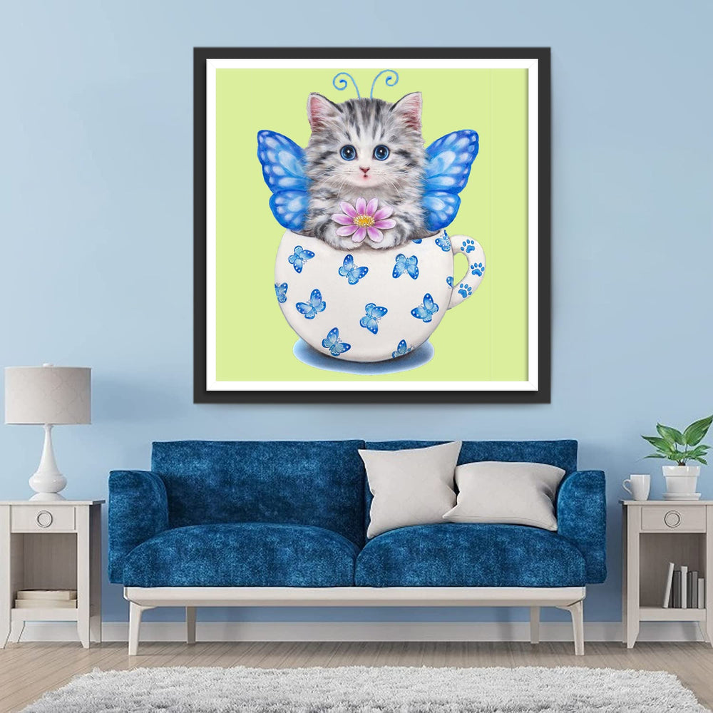 Kitten met Blauwe Vlindervleugels en Bloem in Kopje Diamond Painting
