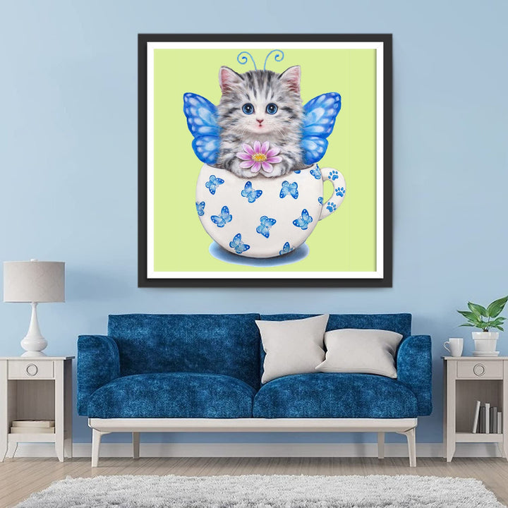 Kitten met Blauwe Vlindervleugels en Bloem in Kopje Diamond Painting