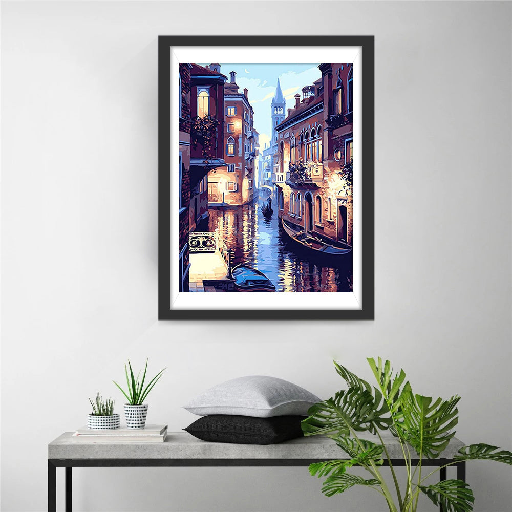 Kleurrijke Woningen, Glimmende Kanaaloppervlak en Stilstaande Scheepjes Diamond Painting