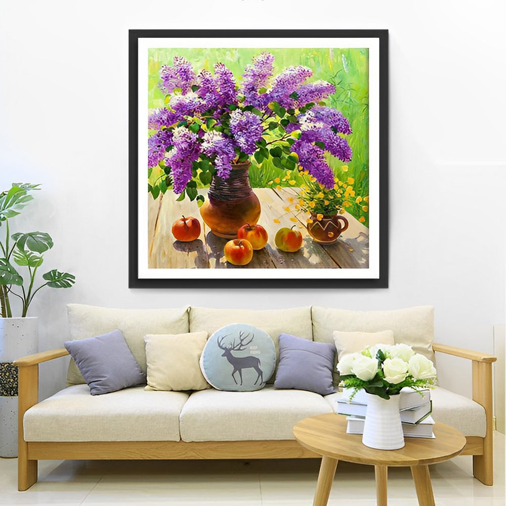 Lila Lelies in een Aardewerken Vaas met Appels op een Houten Tafel Diamond Painting