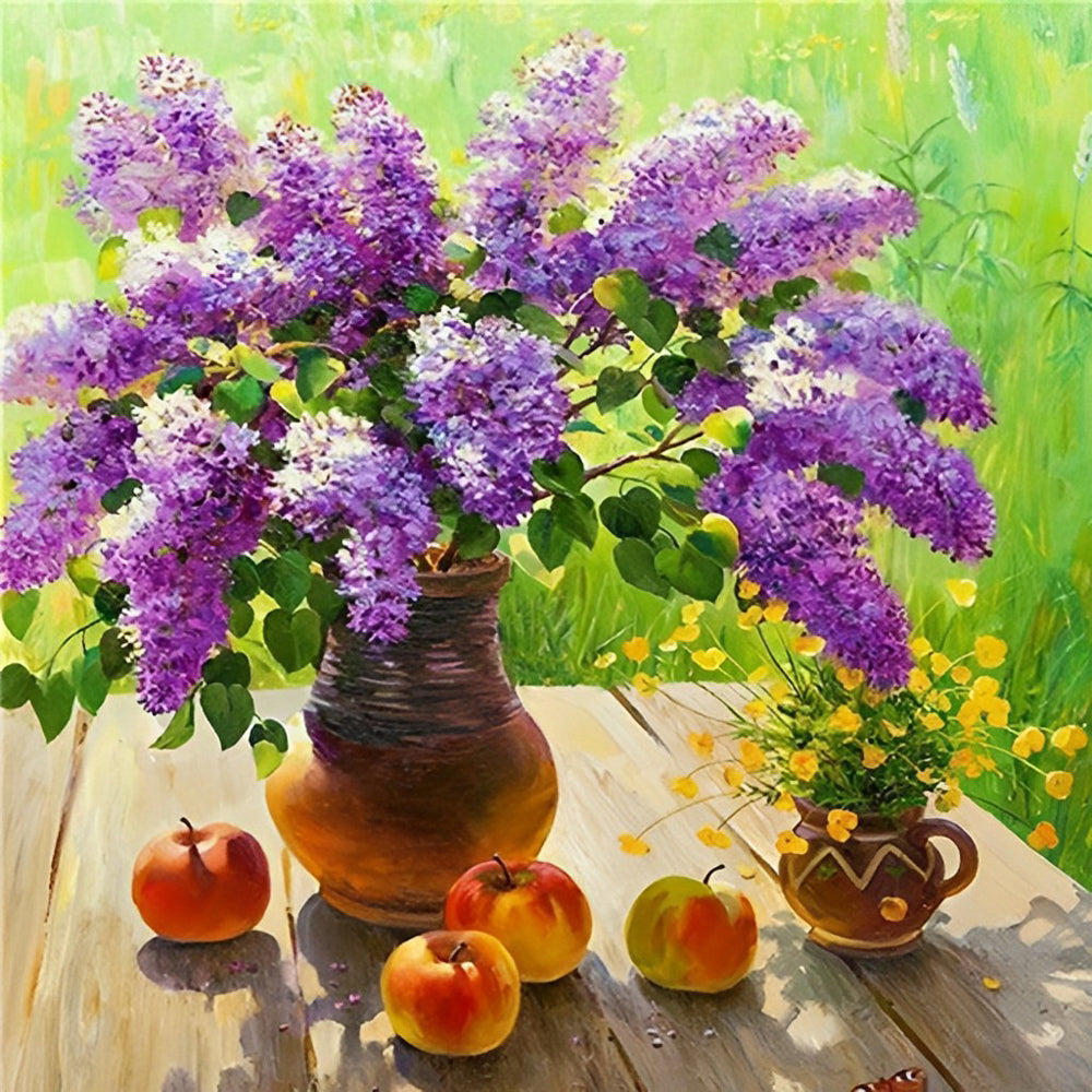 Lila Lelies in een Aardewerken Vaas met Appels op een Houten Tafel Diamond Painting