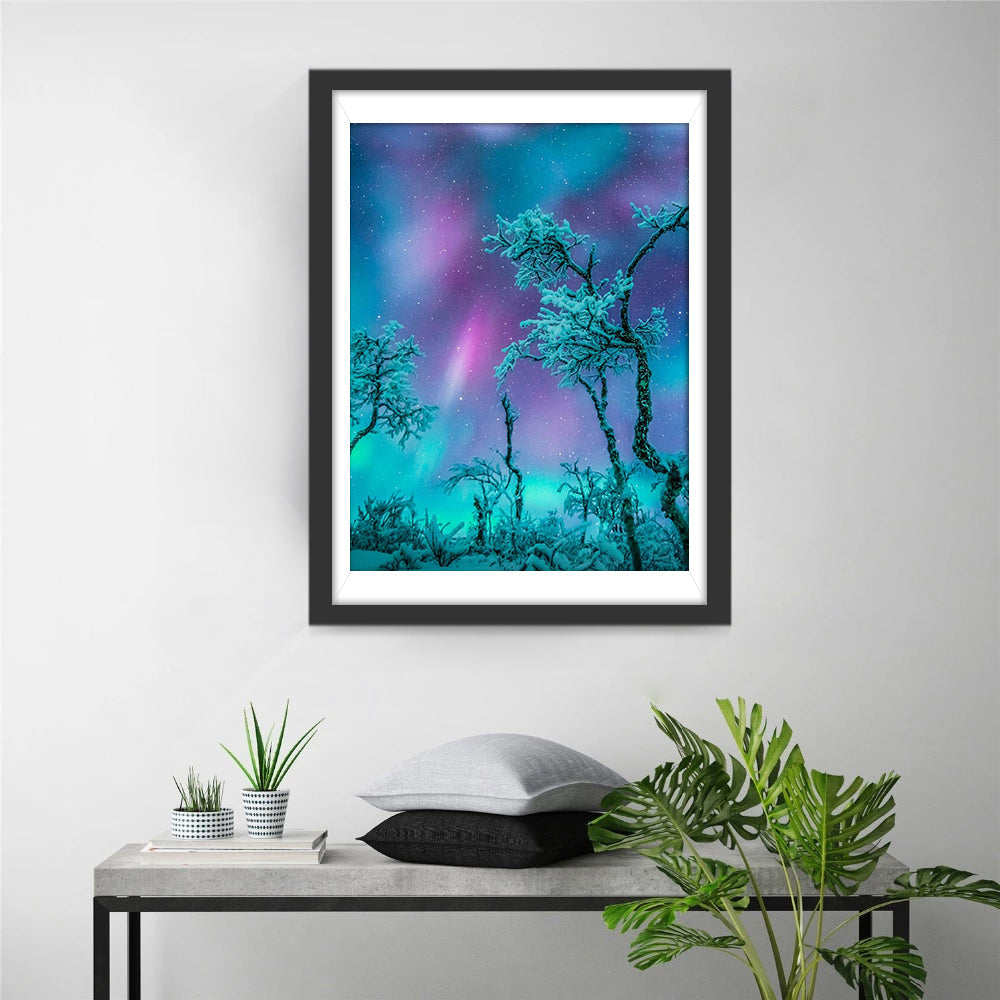 Noorderlicht boven de Besneeuwde Bomen Diamond Painting