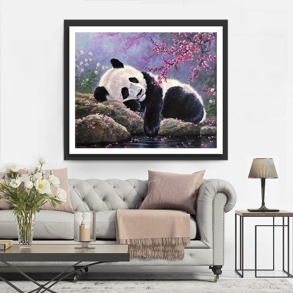 Panda onder een Bloeiende Boom aan de Oever van een Beek Diamond Painting