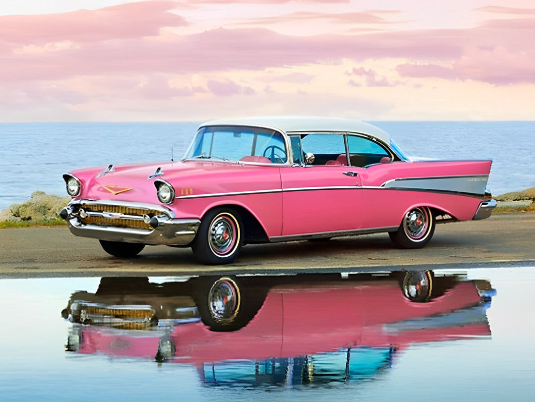 Roze Klassieke Chevrolet Bel Air aan Zee met Spiegeling in het Water Diamond Painting