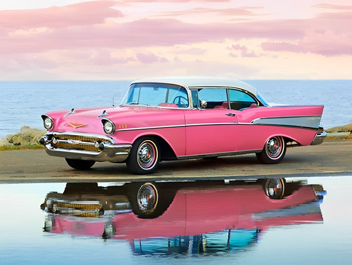 Roze Klassieke Chevrolet Bel Air aan Zee met Spiegeling in het Water Diamond Painting