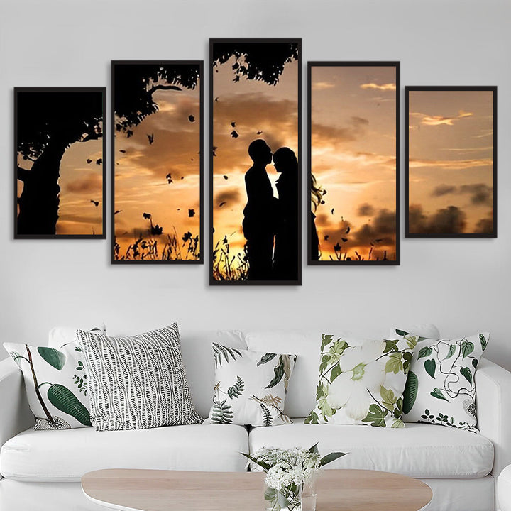 Silhouet van Koppel omarmend in Goudgele Lichtvloed 5 Platen Diamond Painting