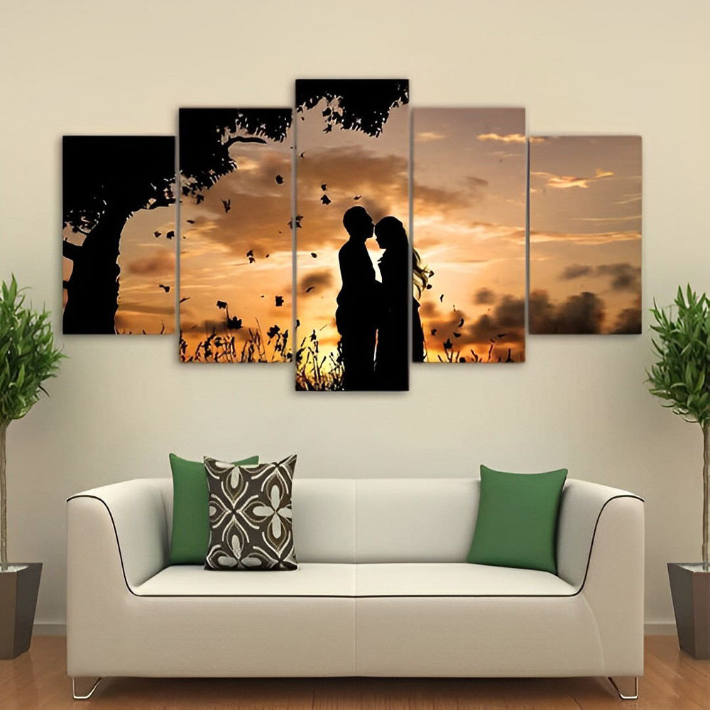 Silhouet van Koppel omarmend in Goudgele Lichtvloed 5 Platen Diamond Painting