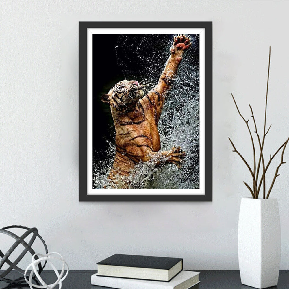 Tijger in het Water met Uitgestrekte Poten Diamond Painting