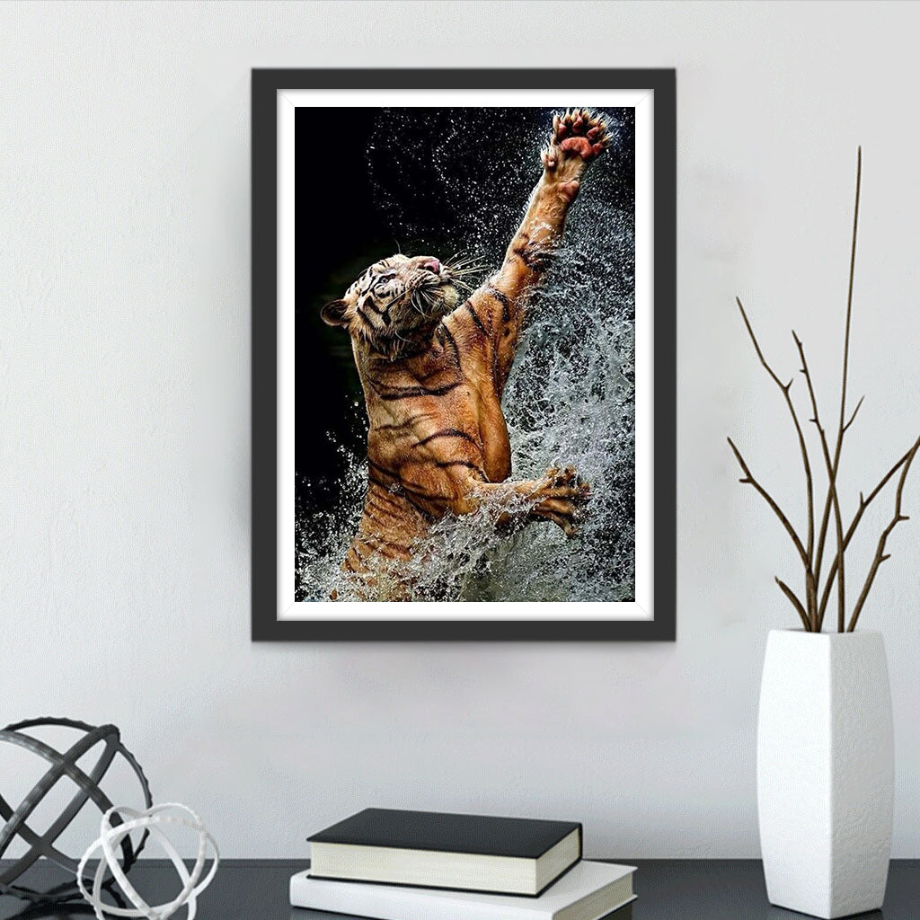 Tijger in het Water met Uitgestrekte Poten Diamond Painting
