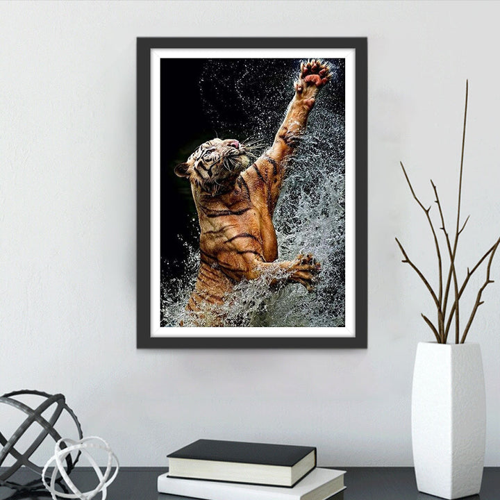 Tijger in het Water met Uitgestrekte Poten Diamond Painting