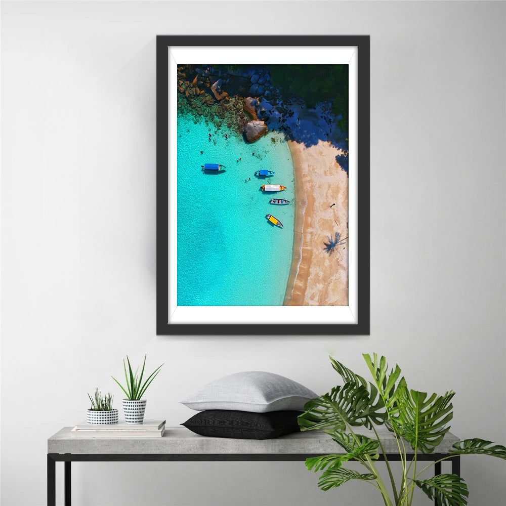 Turquoise Zee, Bunte Bootjes een Schaduwstrand Diamond Painting