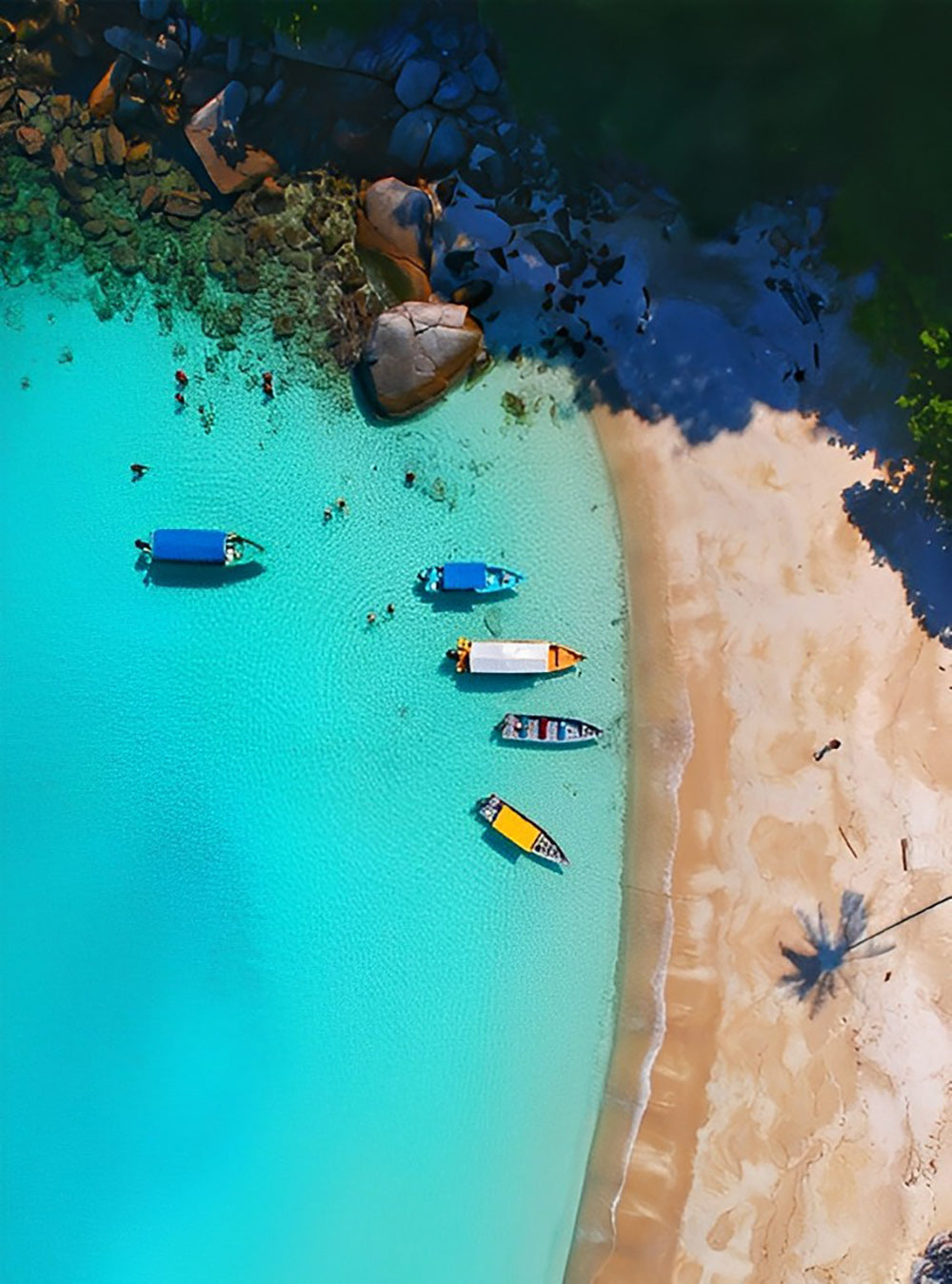 Turquoise Zee, Bunte Bootjes een Schaduwstrand Diamond Painting